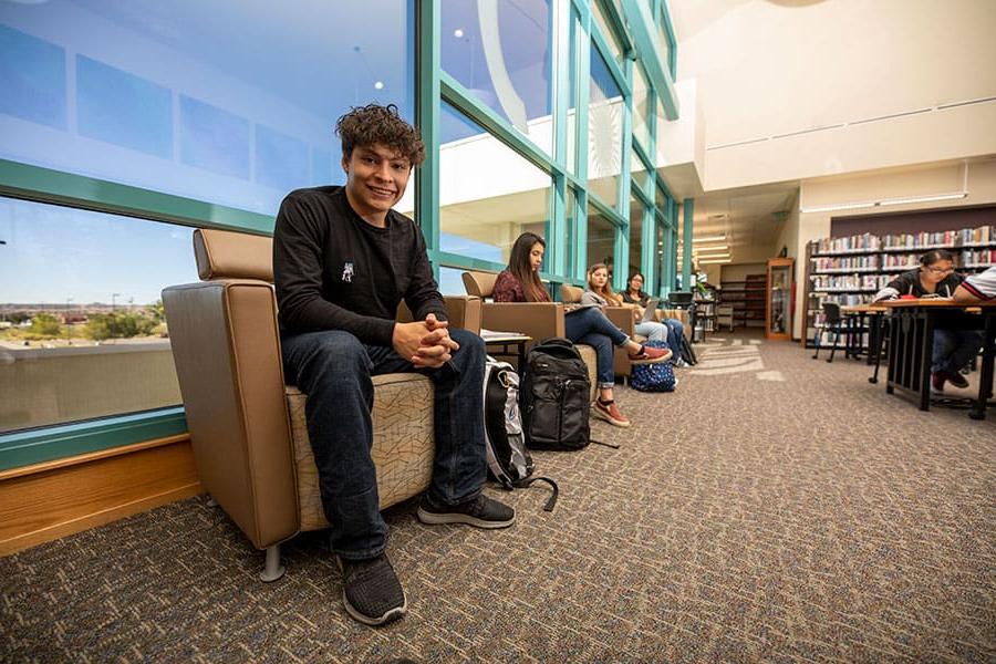 一个学生坐在图书馆里